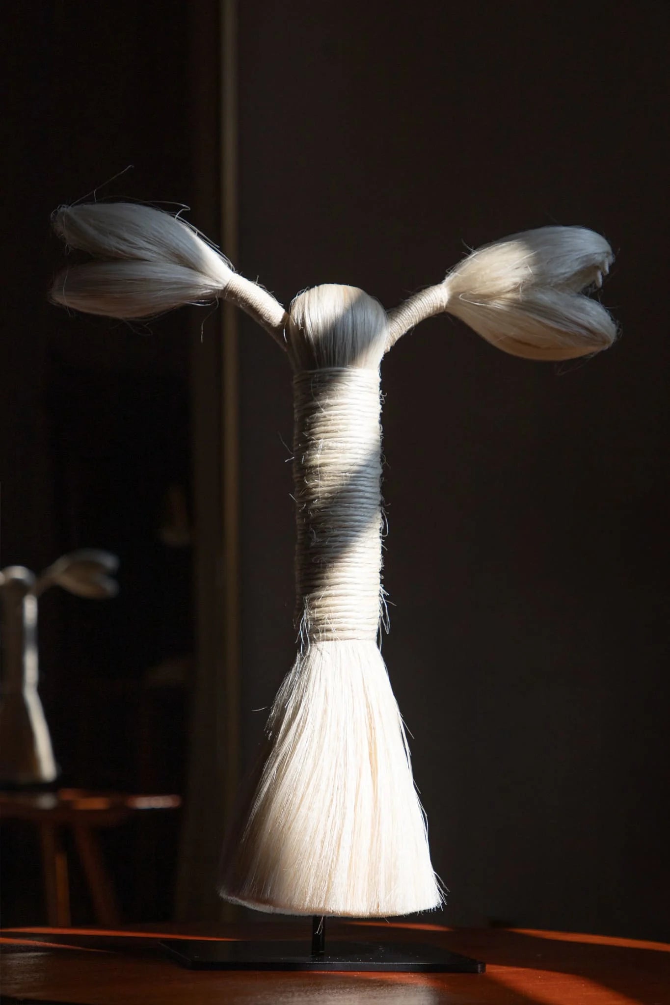 Serpiente de dos cabezas contruida a mano con fibra de sansevieria